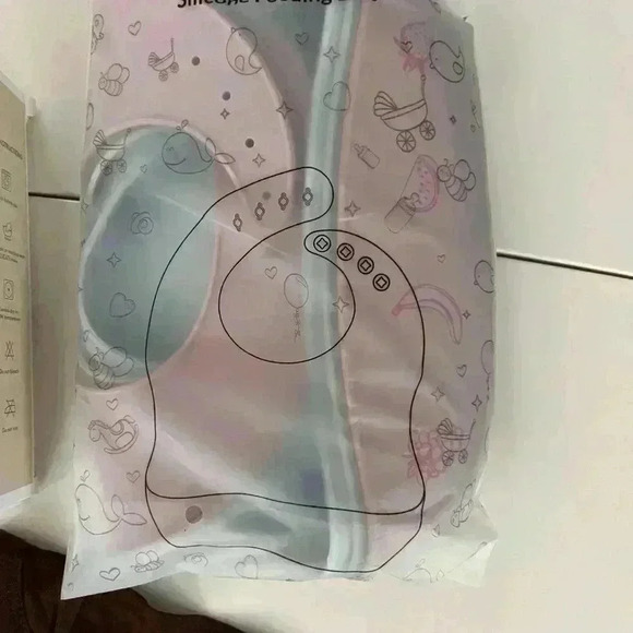 BNWT Newborn  Baby Bundle with Onesie, Bibs and Muslin Wascloths - Picture 6 of 7